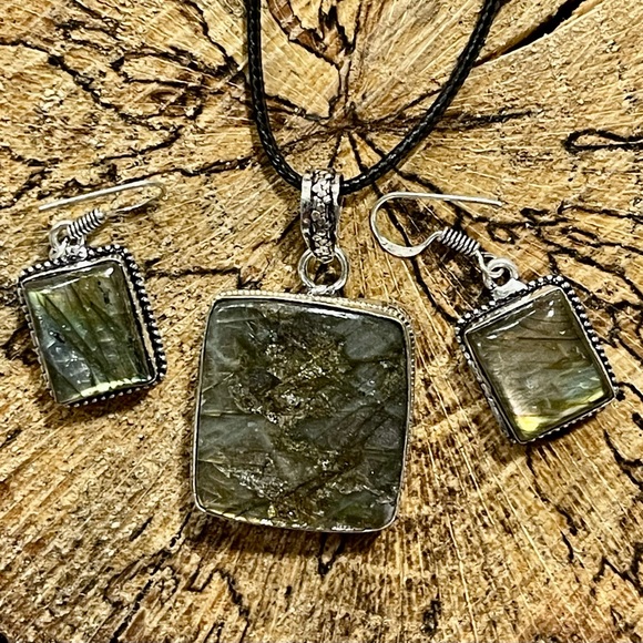 Labradorite Pendant & Earrings Set - Picture 7 of 13
